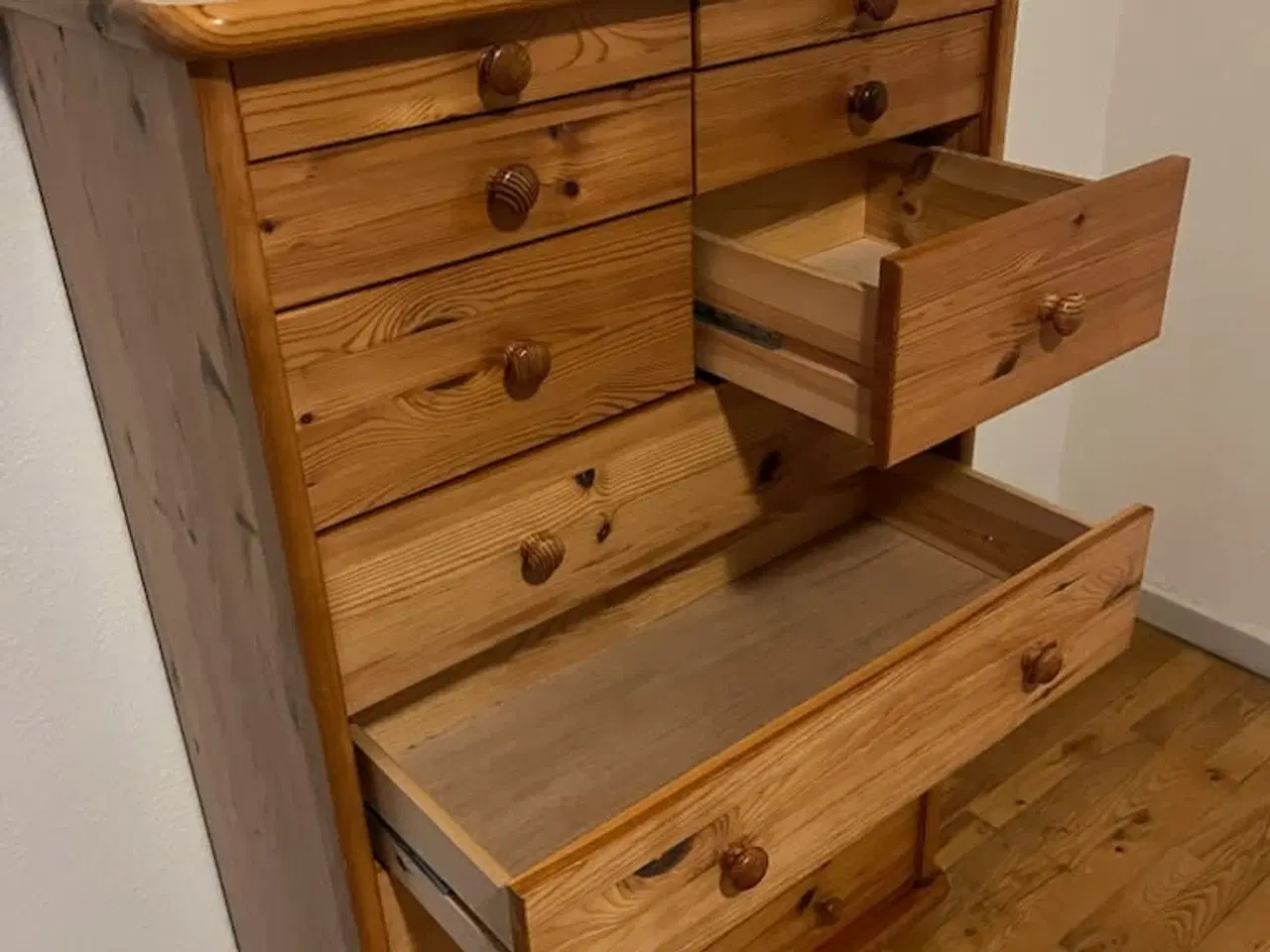 Billede 4 - Kommode fyrretræ med mange skuffer. 