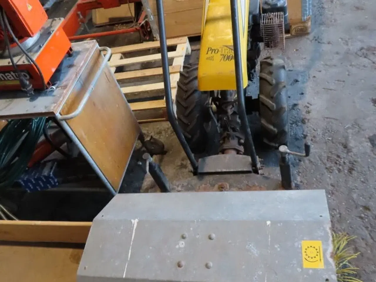 Billede 2 - Redskabsbærer med kost, TEXAS PRO-TRAC 700