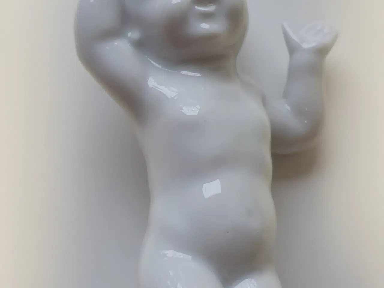 Billede 1 - Porcelænsfigur - barn på knæ med armene over hoved