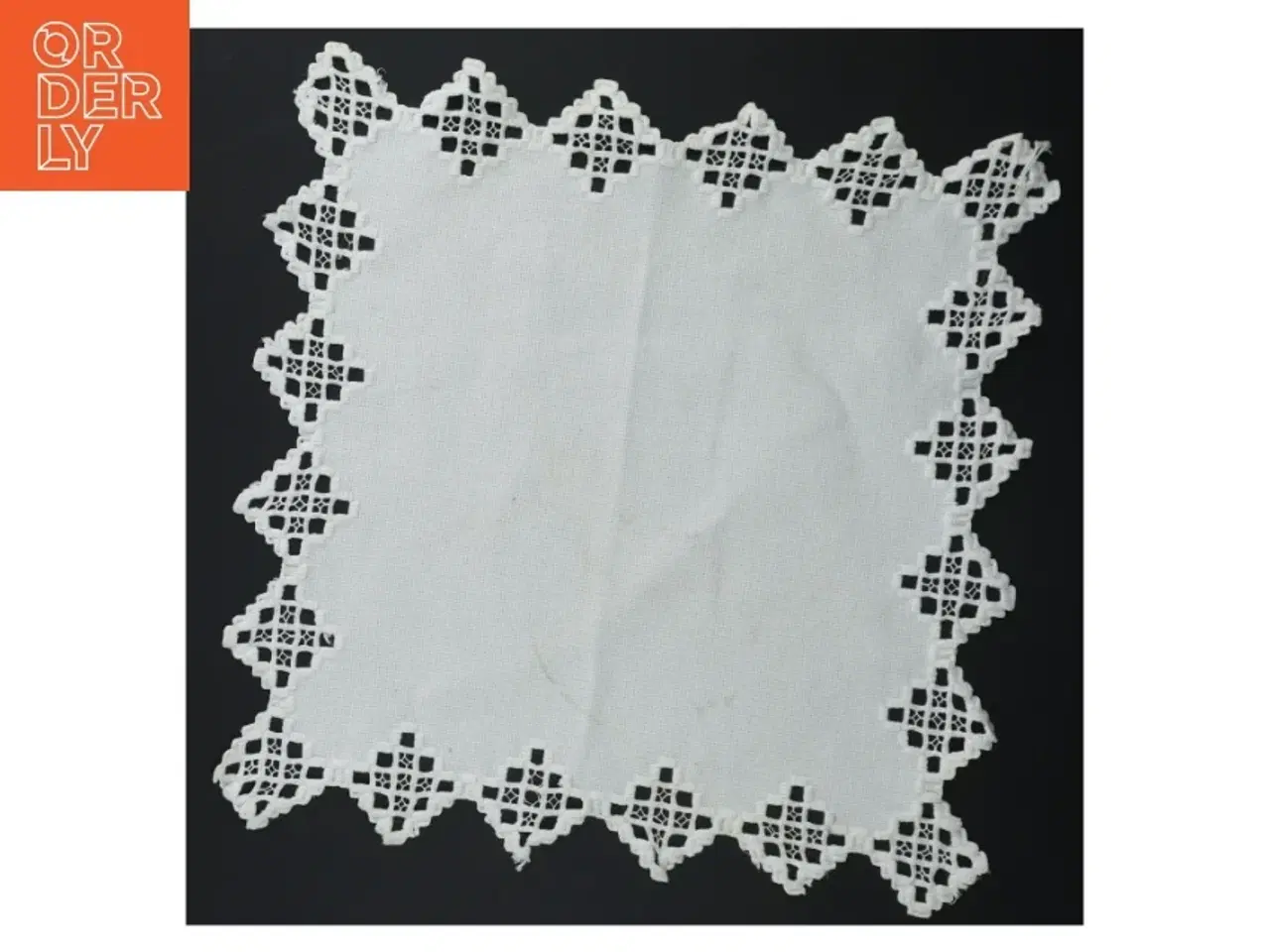 Billede 1 - Håndbroderet lysedug (str. 29 x. 29 cm)