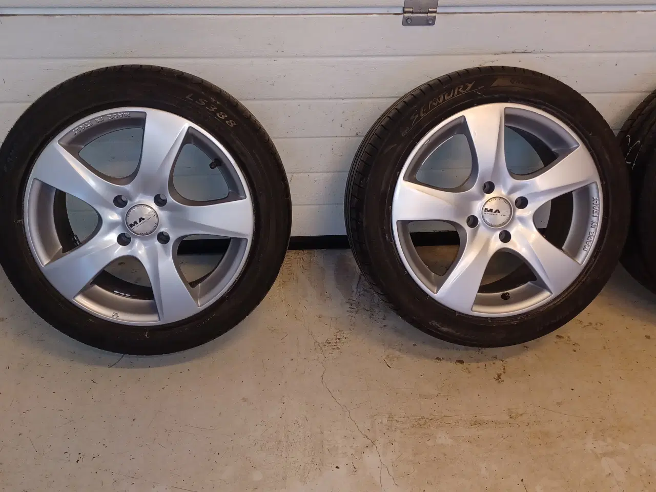 Billede 2 - Ford alufælge med sommerdæk.