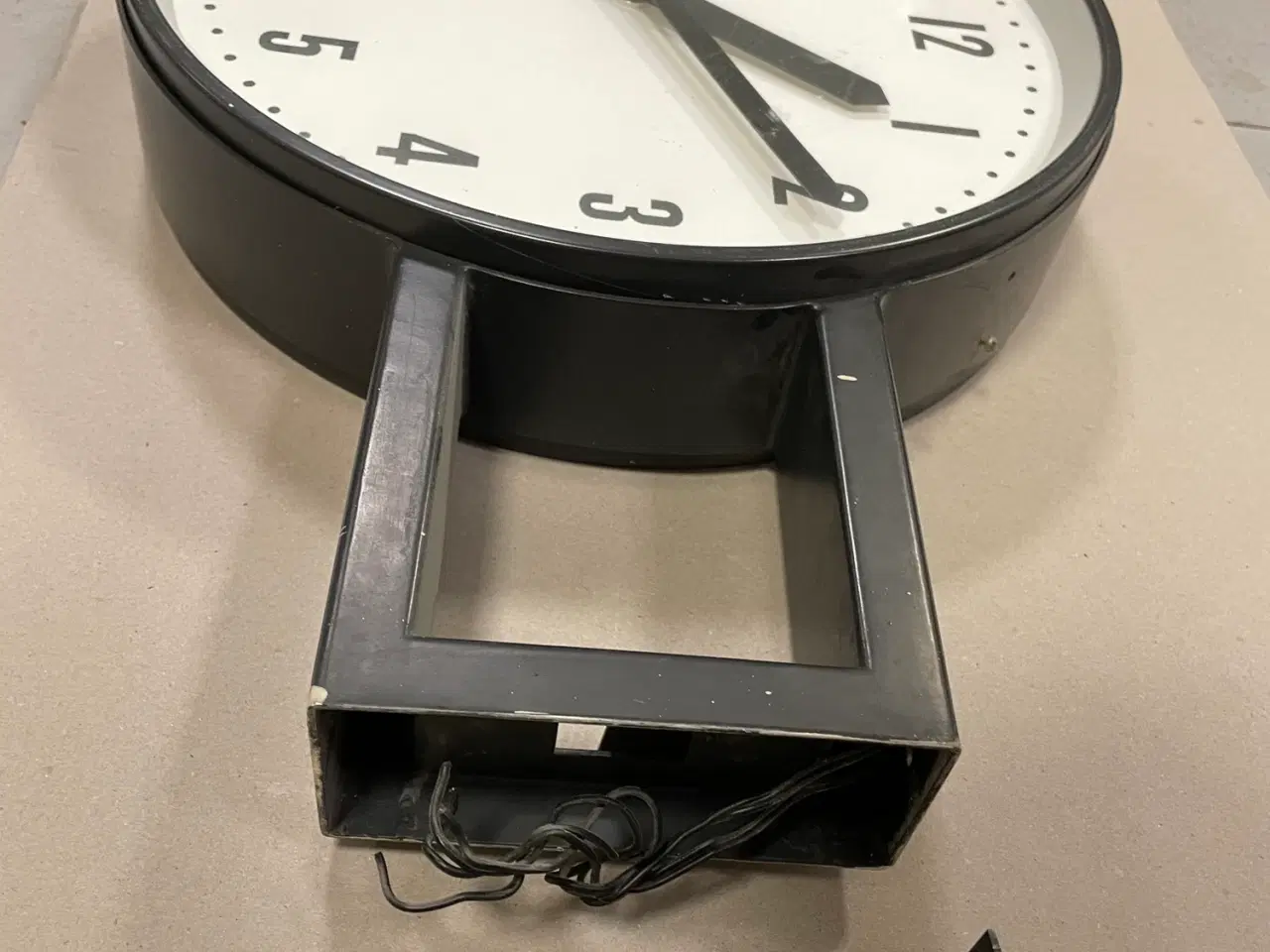 Billede 2 - dobbeltsidet væghængt ur
