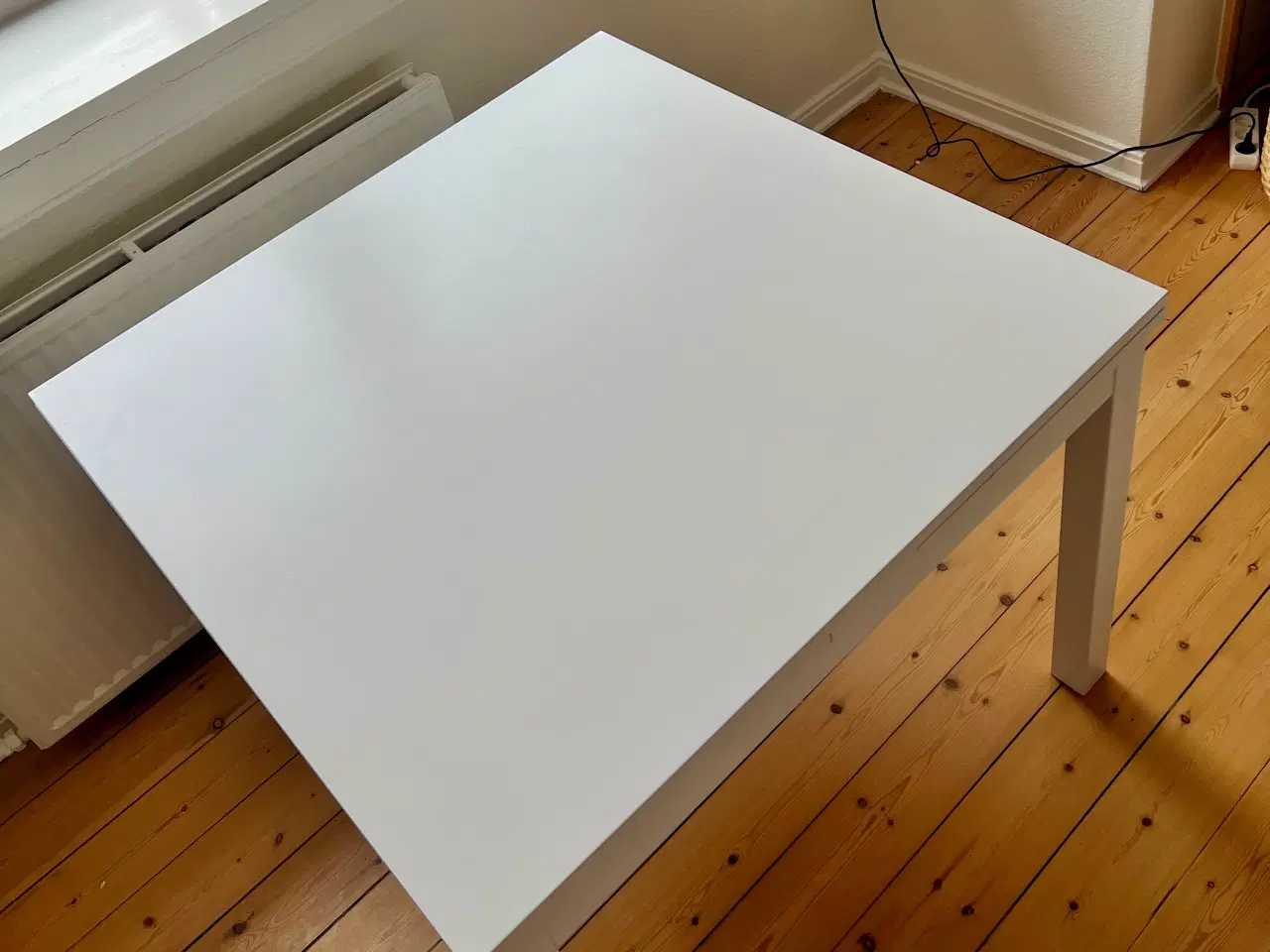 Billede 4 - Hvidt, praktisk spisebord