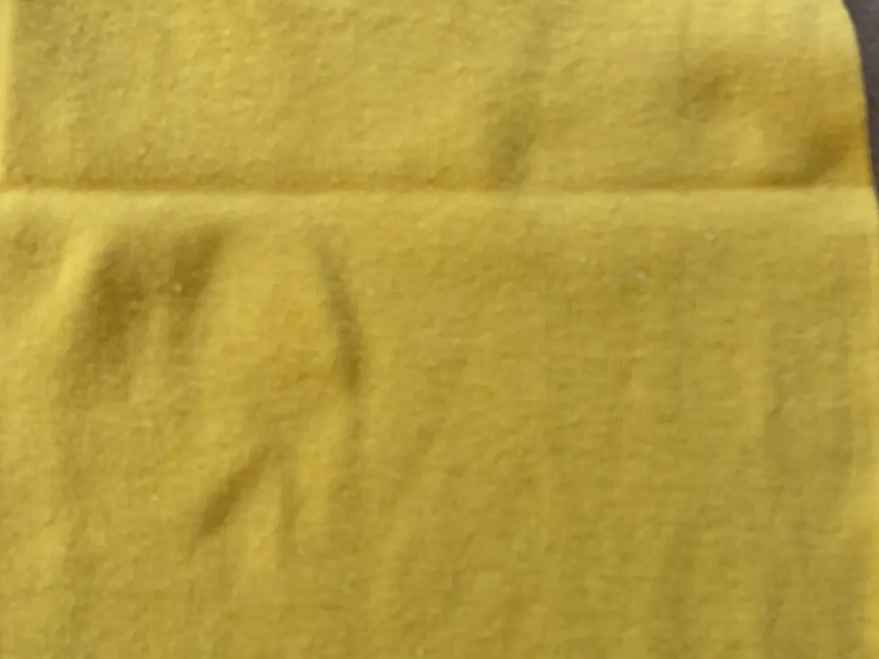 Billede 1 - Stof i gul