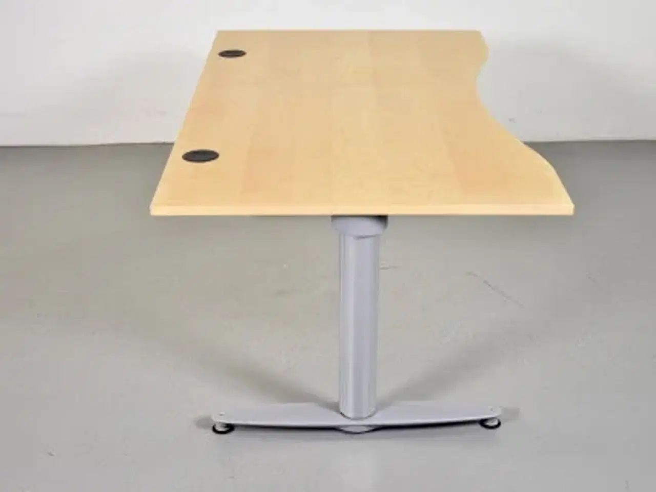 Billede 4 - Kinnarps hæve-/sænkebord med mavebue, 160 cm.