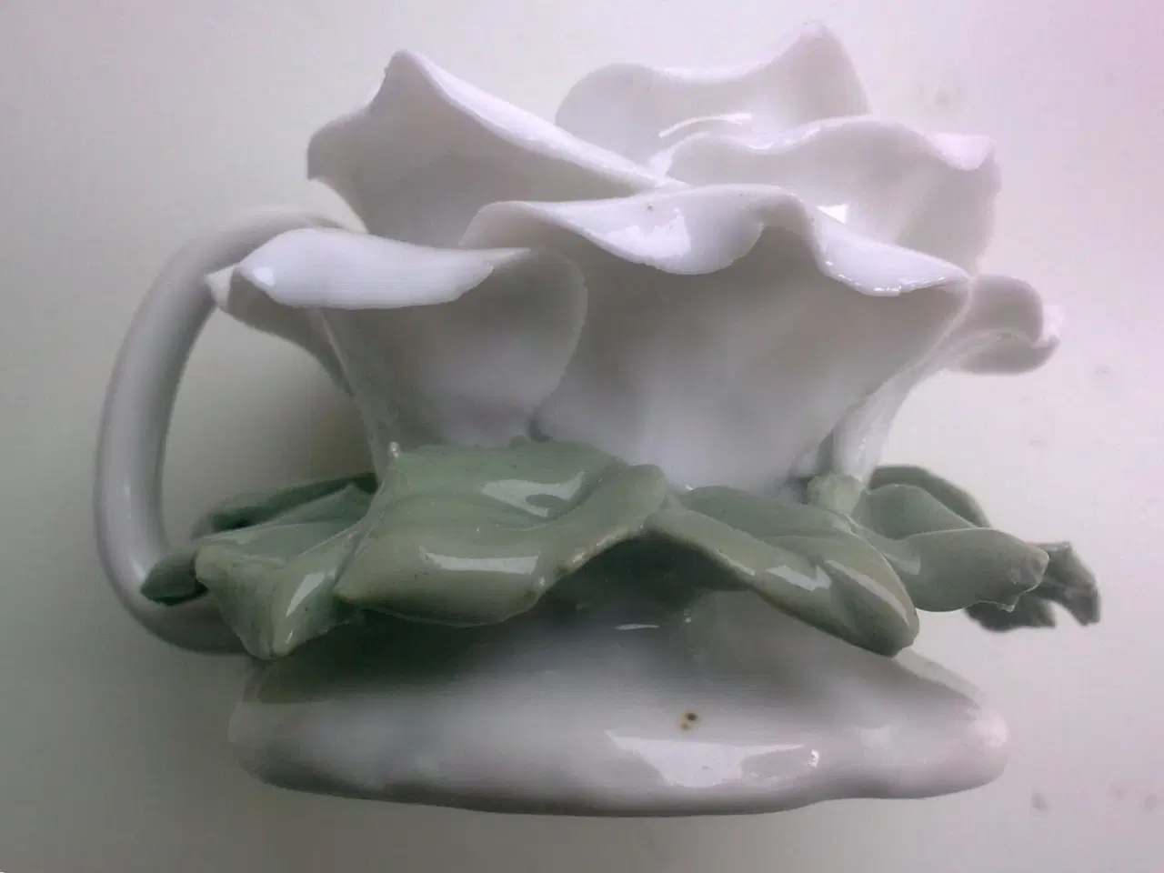 Billede 3 - Håndlavet porcelæn rose lysholder + 6 hvide roser
