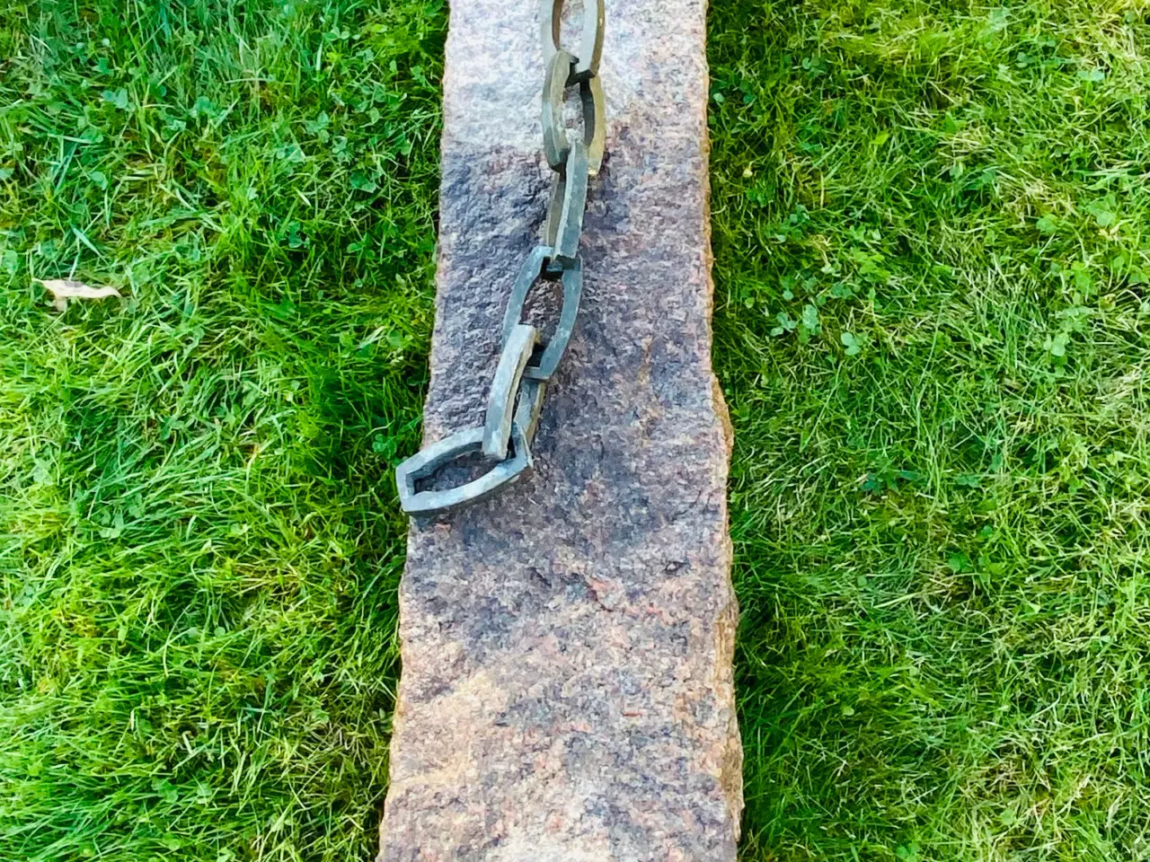 Billede 2 - Granitsten m/kæde og trædesten fra gravsted