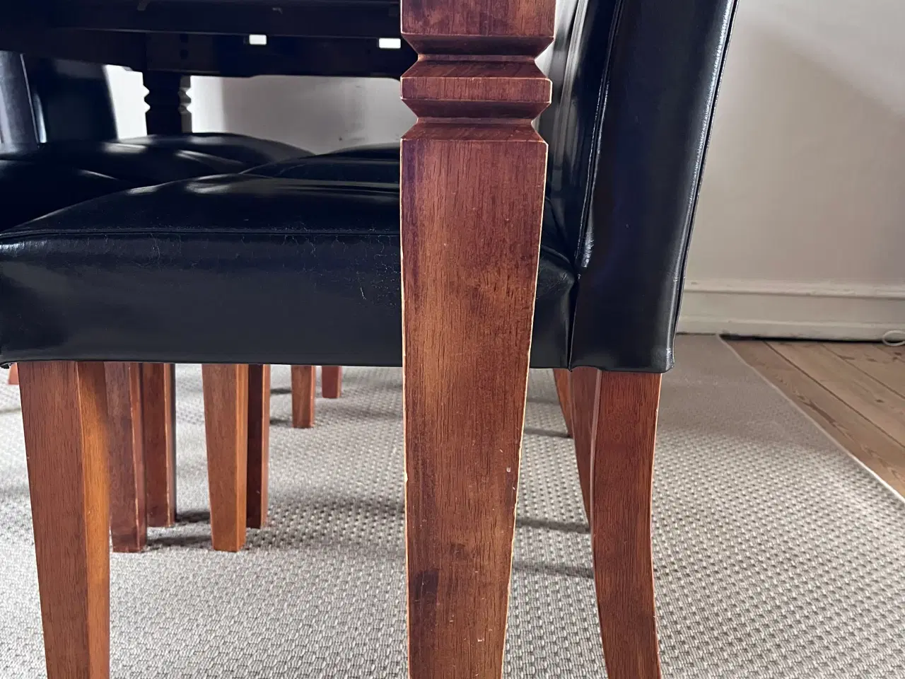 Billede 2 - Spisebord med to tillægsplader og 6 stole