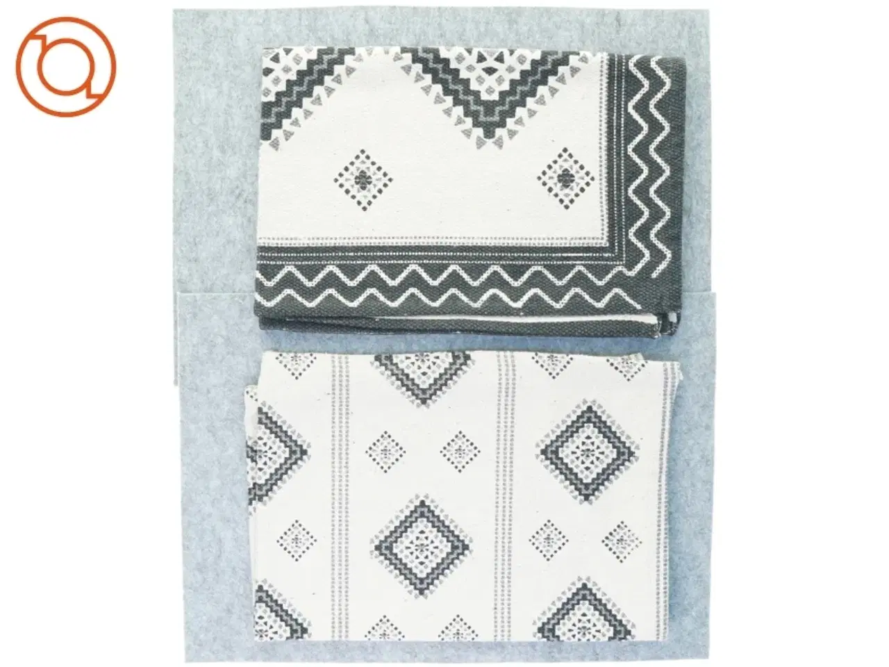 Billede 6 - Tæpper/løber (2 stk) og pyntepuder (3 stk), måler hhv 93 x 61 og 45 x 45 cm