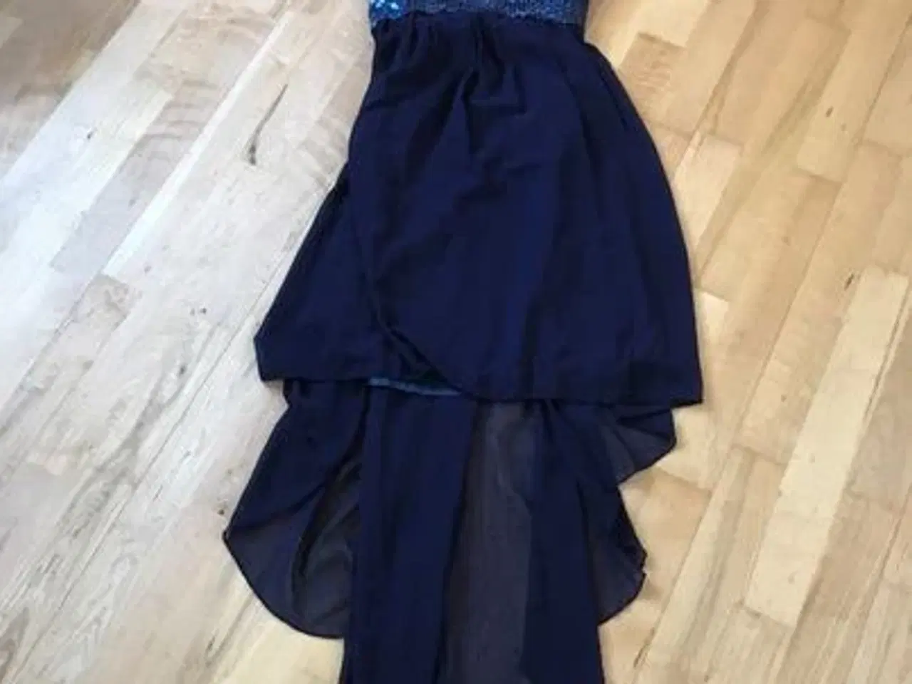 Billede 1 - Midnats blå stropløs kjole med "juvel"/sequin