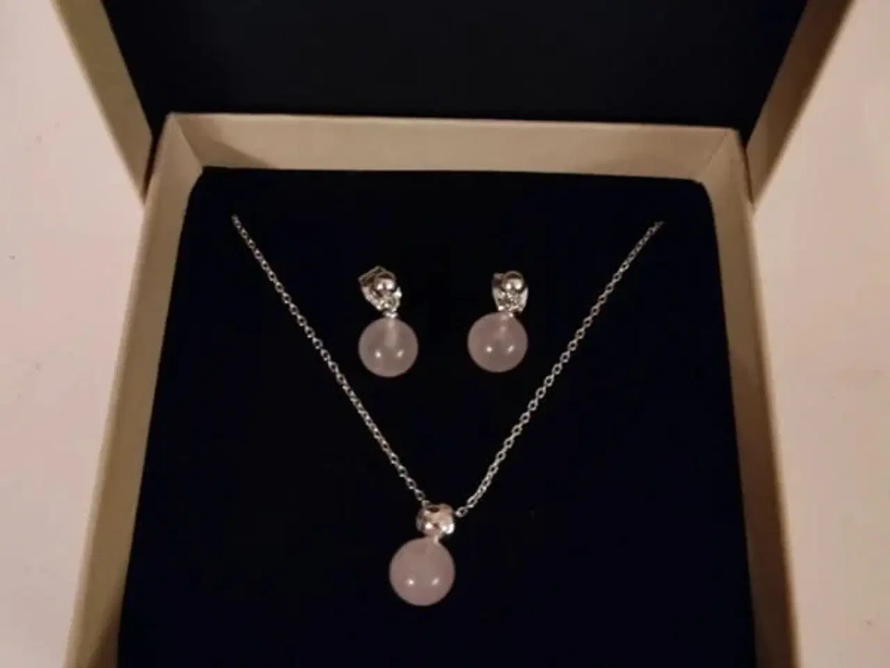 Billede 1 - Smukt smykkesæt af Mads Z med rosakvarts