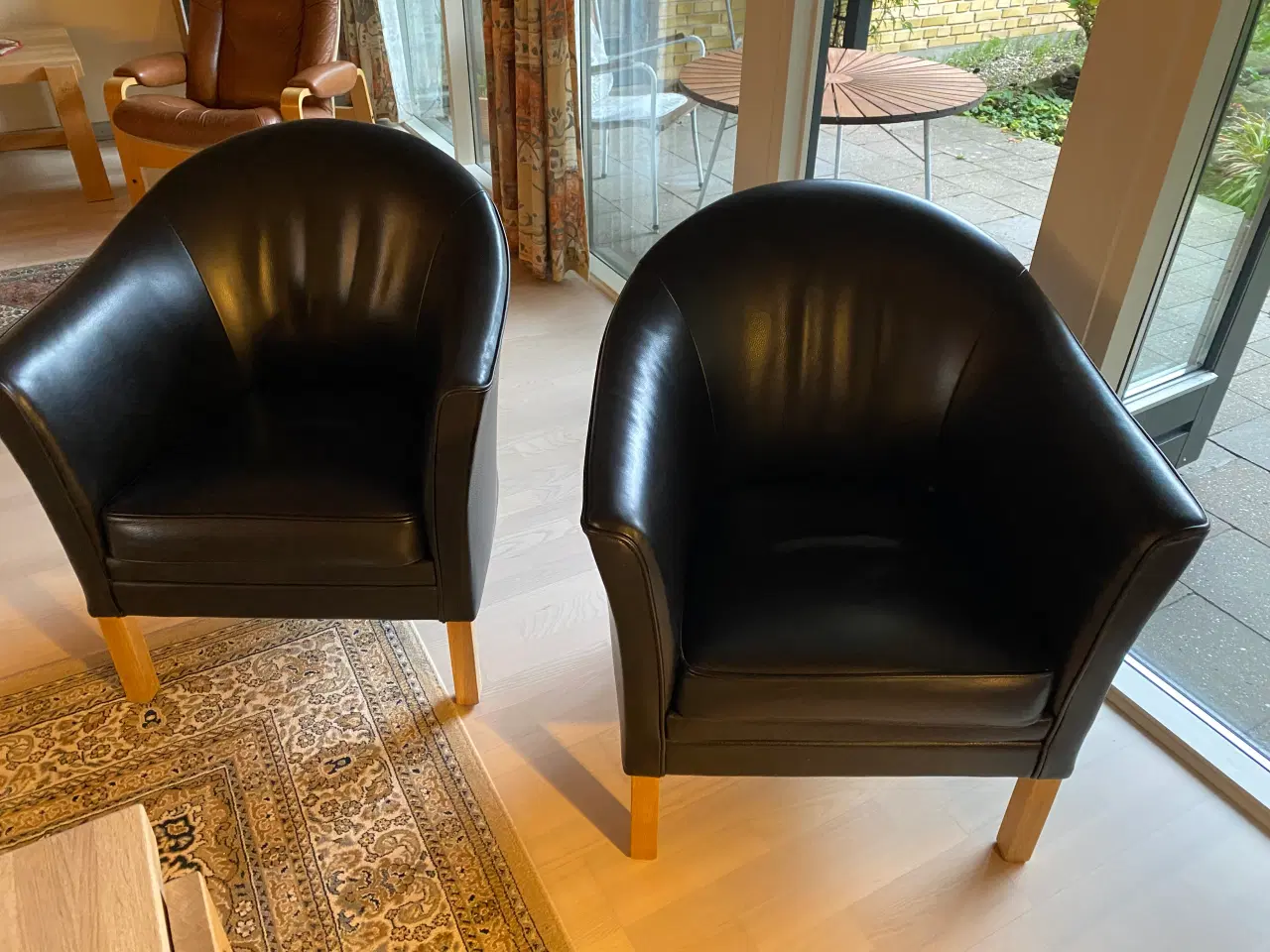 Billede 2 - Meget smukke og klassiske sorte læderstole