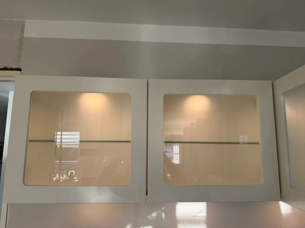 Billede 2 - Overskabe køkken med vitrine og lys fr INVITA