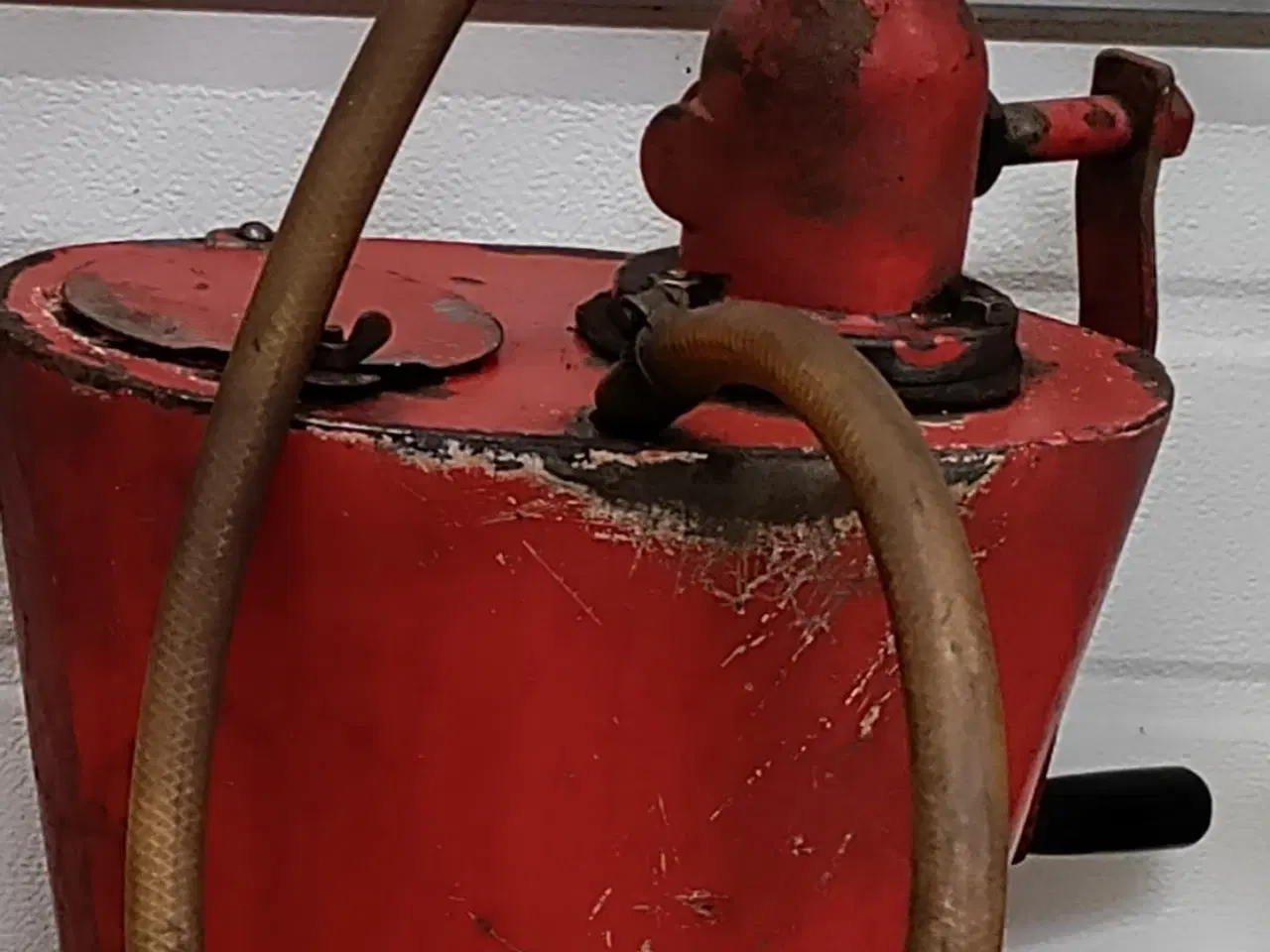 Billede 1 - Rød oliepumpe med tønde 