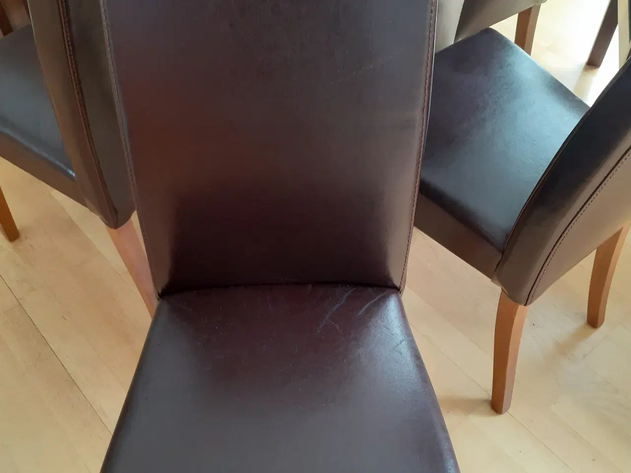 Billede 6 - Samlet pris! 6 stk. spisebordsstole i brunt læder.
