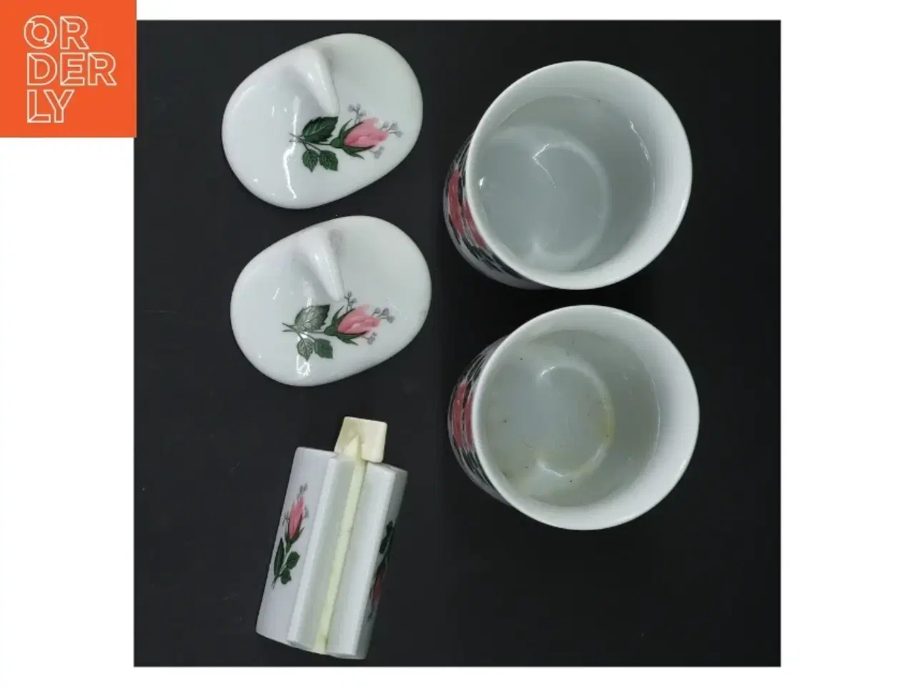 Billede 5 - Porcelænsbadeværelsessæt med rosendesign fra Jlona (str. Kop, 10 cm)