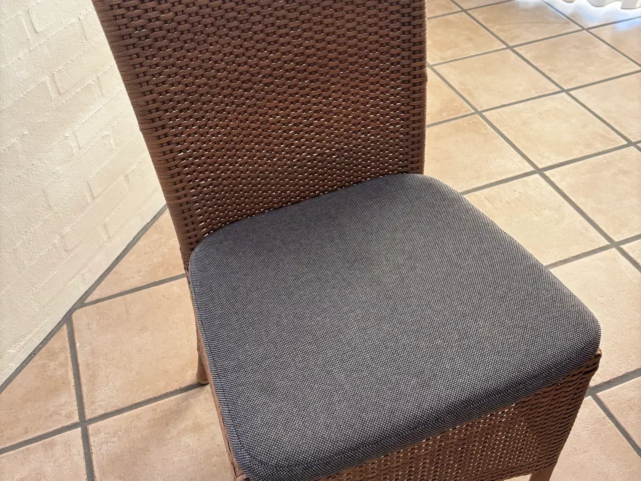 Billede 5 - Stort Spisebord med 8 stole fx til sommerhuset