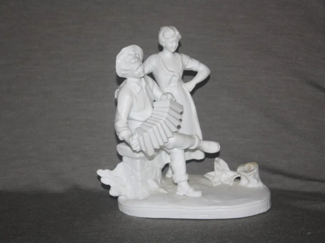 Billede 1 - Romantisk tysk bisquit figur med lille vase