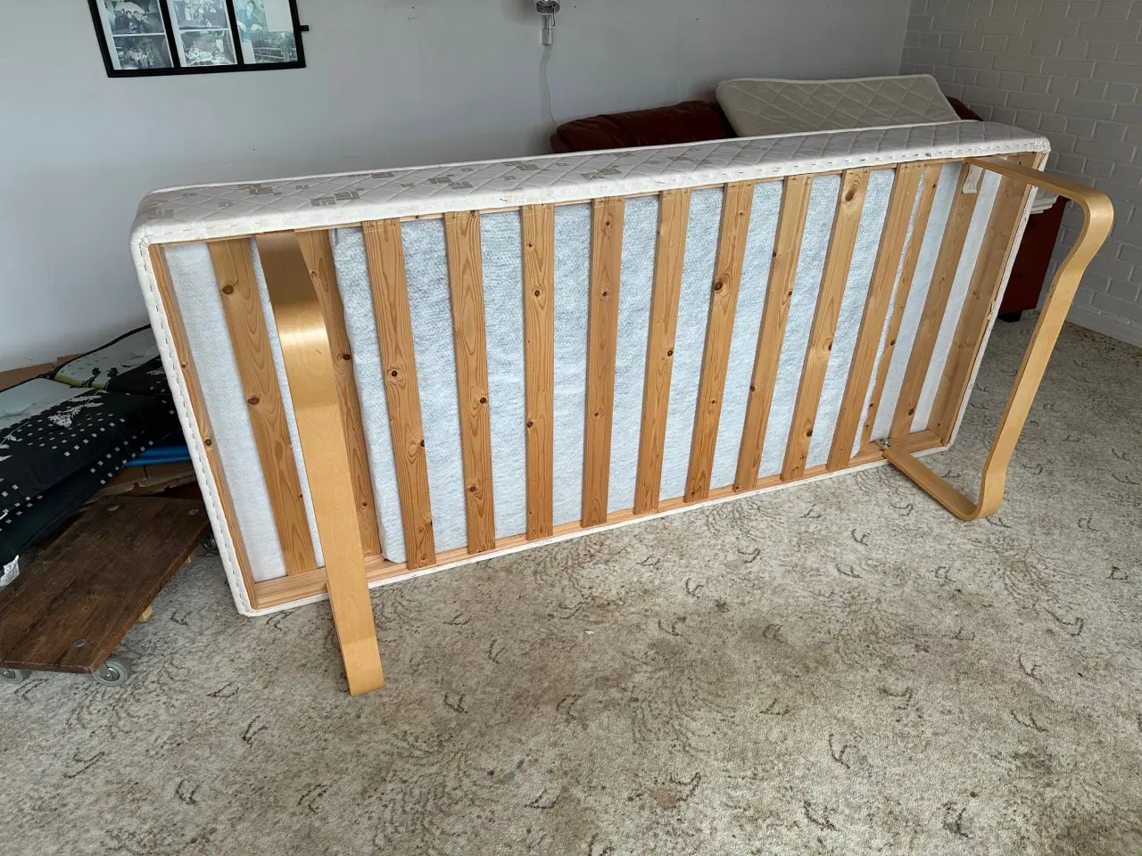 Billede 6 - Enkeltseng 90x200 med topmadras – hvid – pæn stand