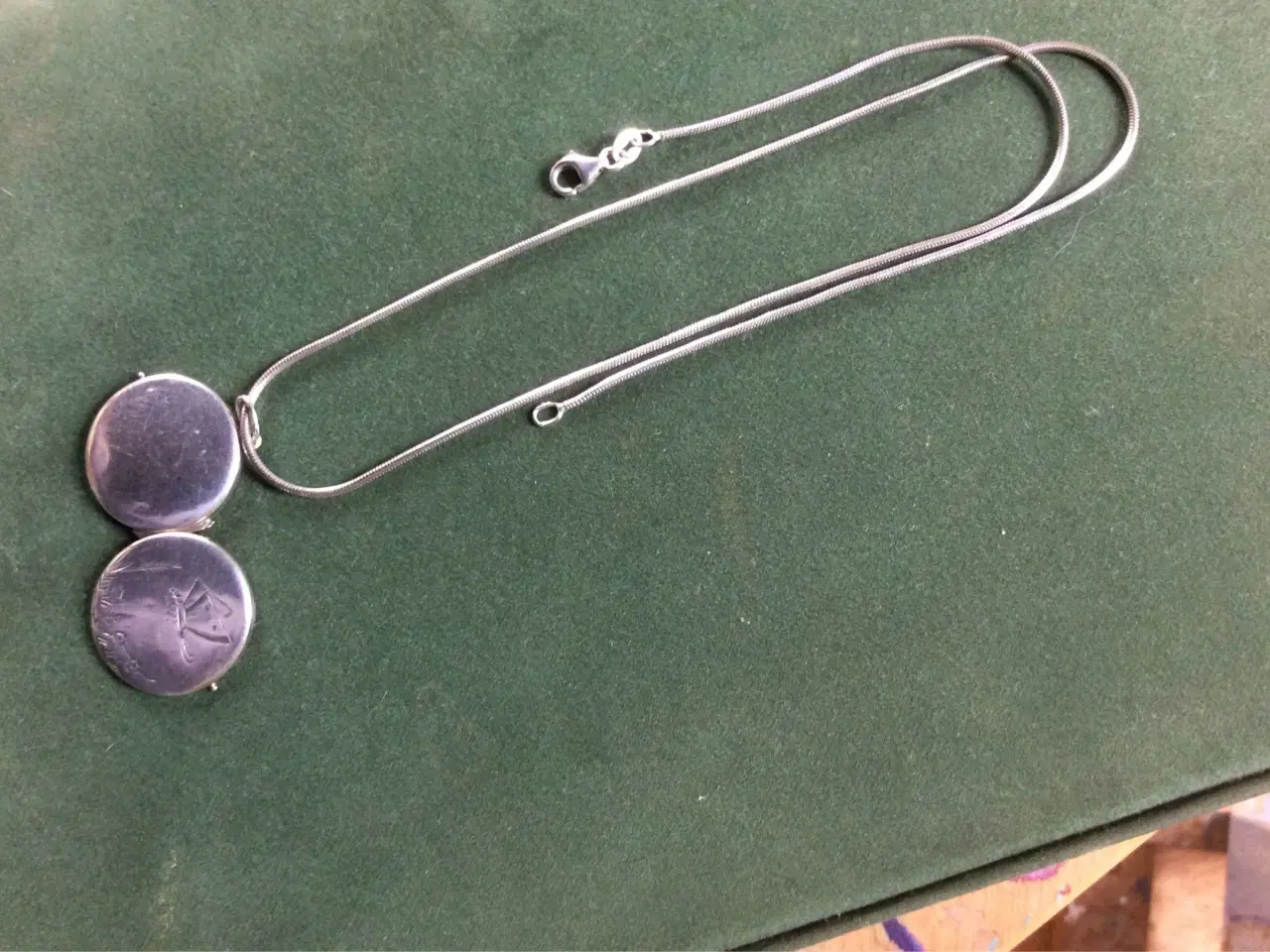 Billede 2 - Halskæde med sølvamulet.