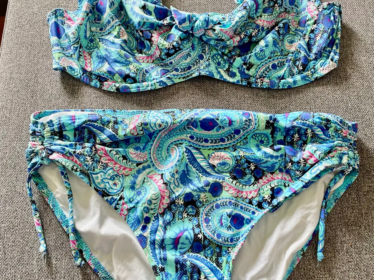 Billede 3 - NEDSAT Flot Saltabad bikini, flerfarvet