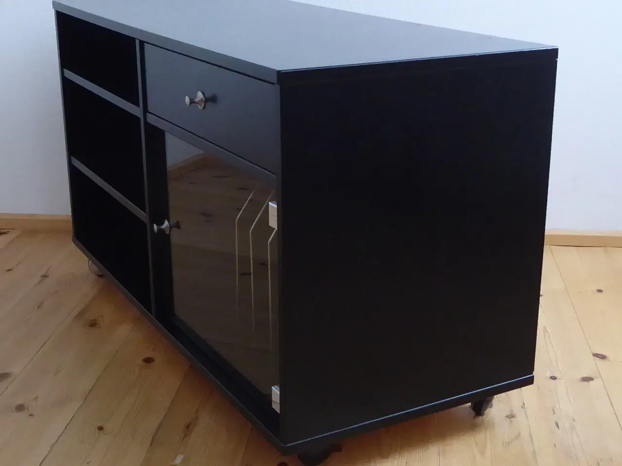 Billede 4 - Lækker sort stereo-bænk.