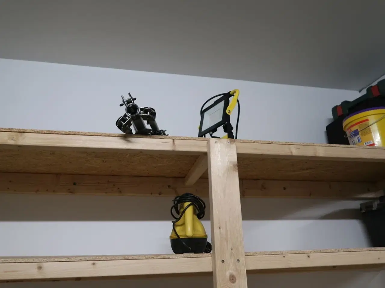 Billede 2 - Reol med div. Værktøj og varelager