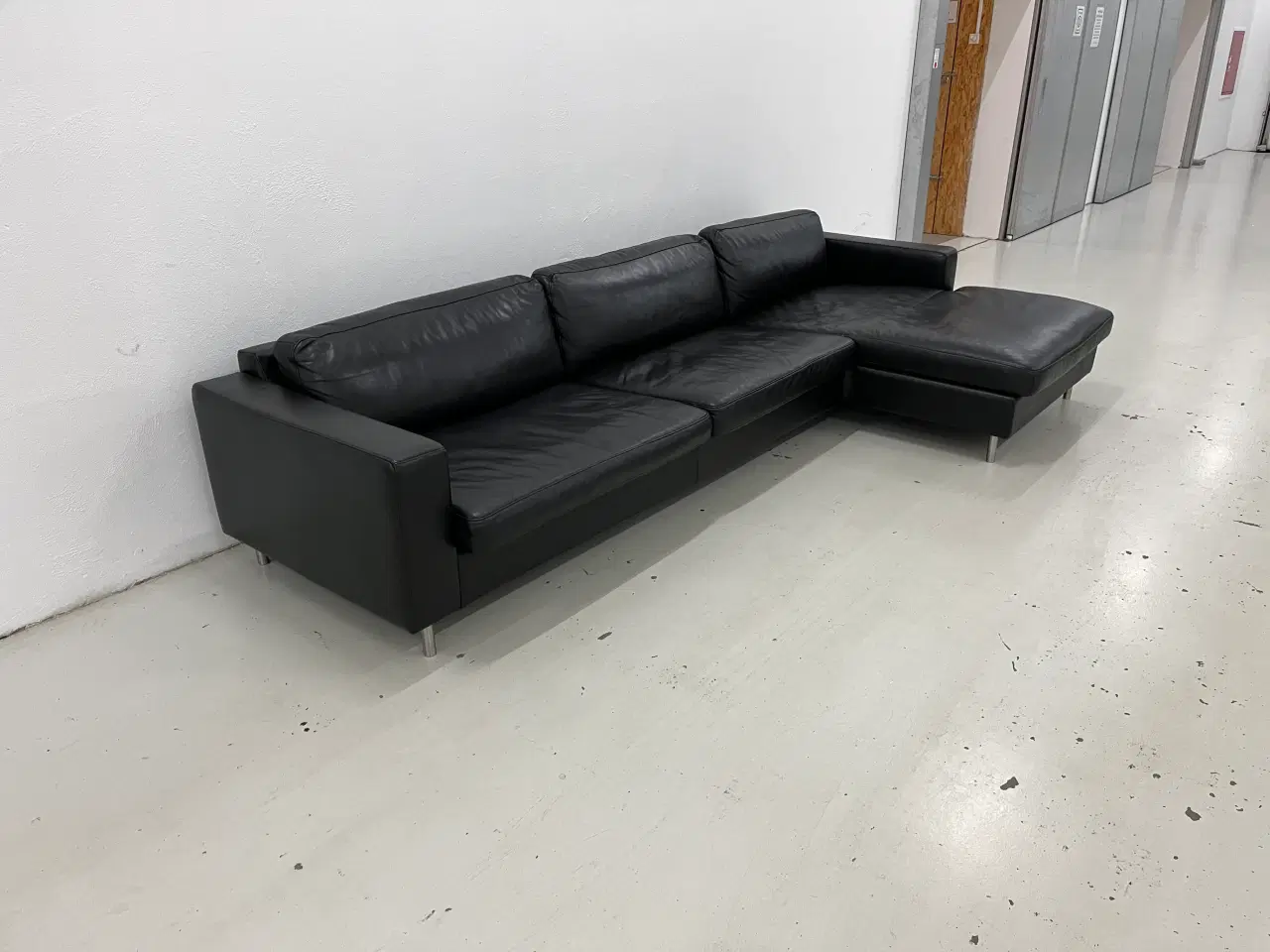 Billede 5 - chaiselong sofa  fra Bolia i sort Anilin læder.