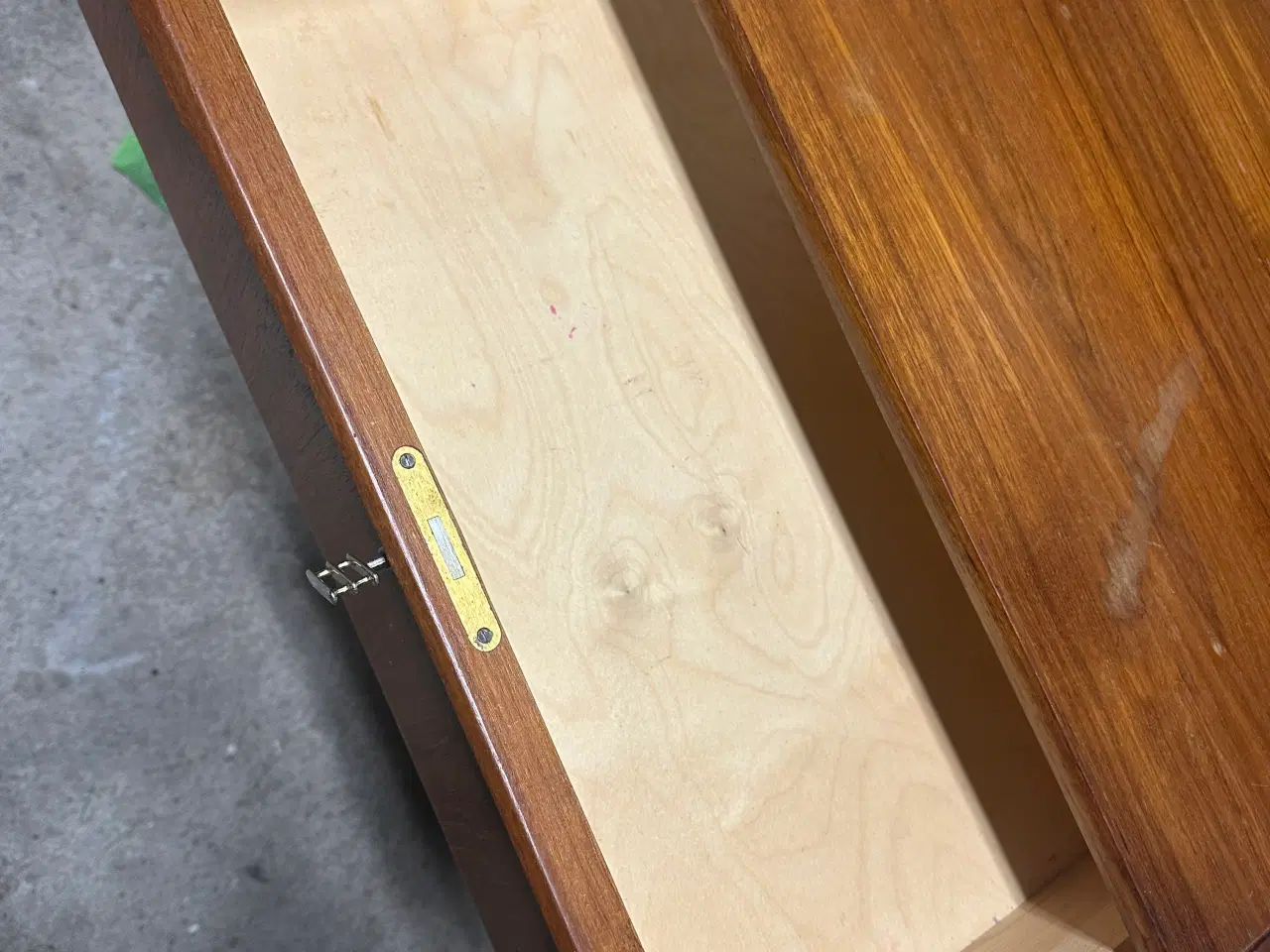 Billede 2 - Teak træ kommode med 6 skuffer og nøgle til.