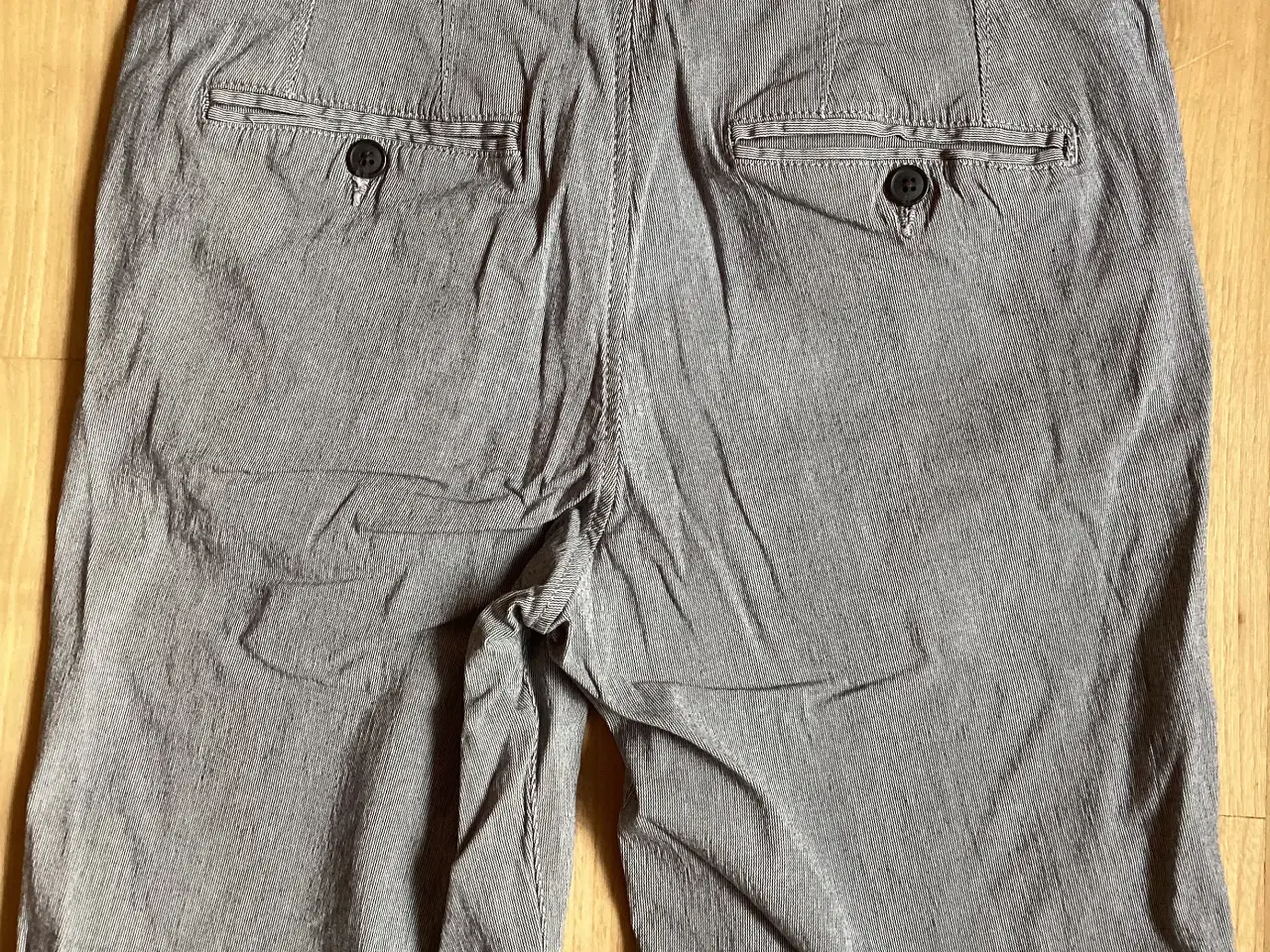 Billede 2 - Tyndstribet shorts fra Selected