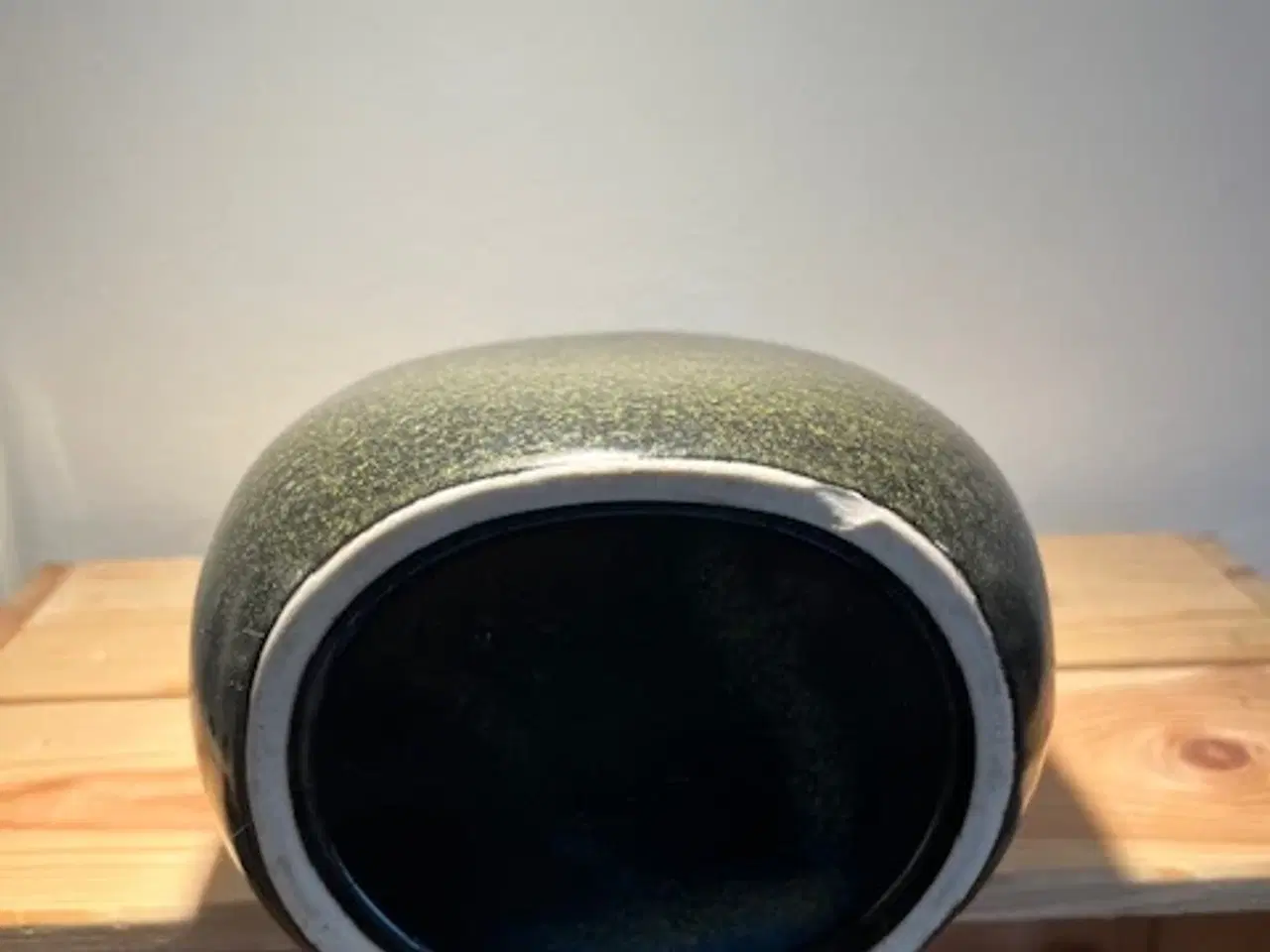 Billede 5 - Skulpturel retro keramikvase i meleret olivengrøn 