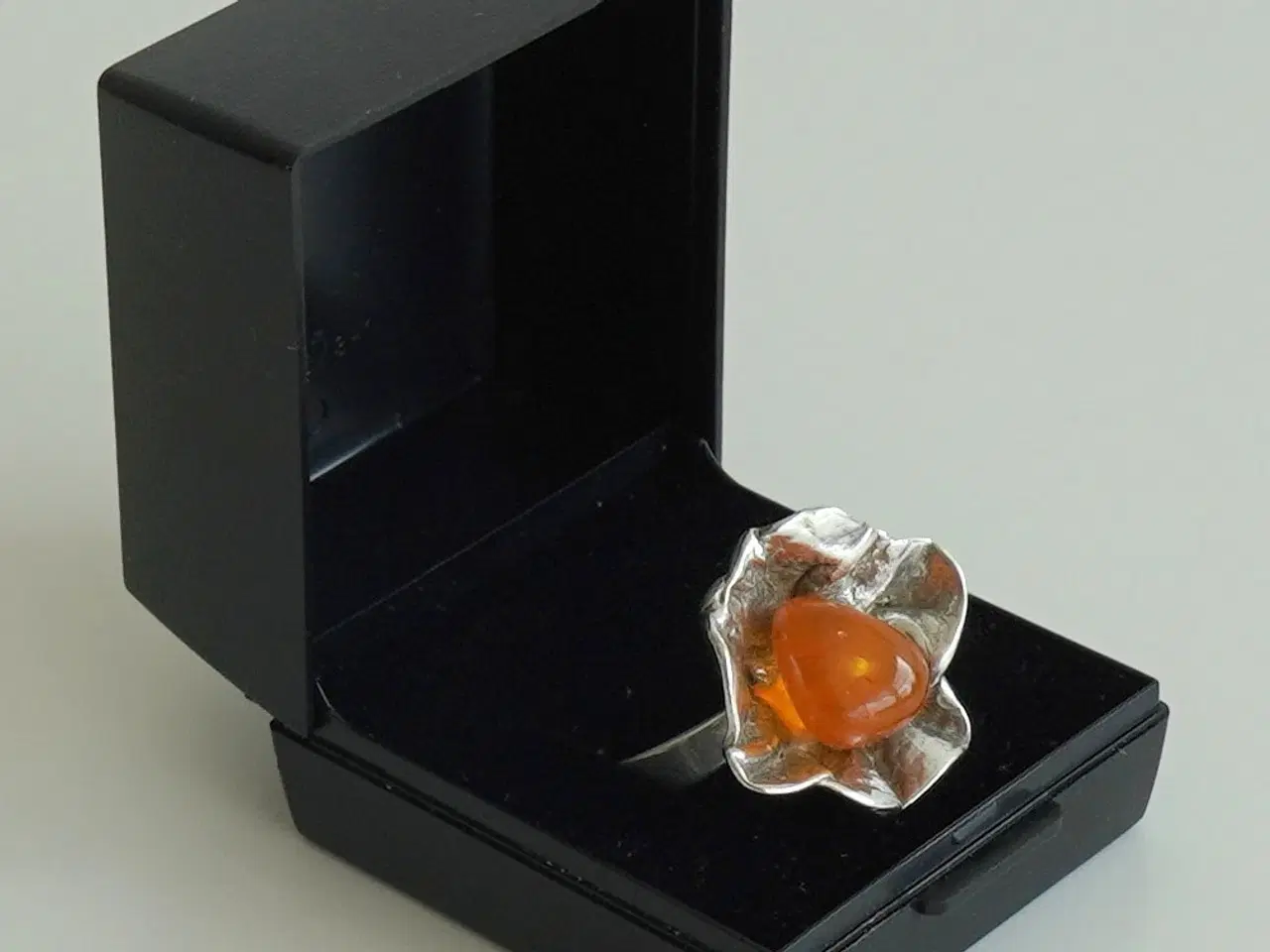 Billede 1 - Sølv ring med rav - str. 58