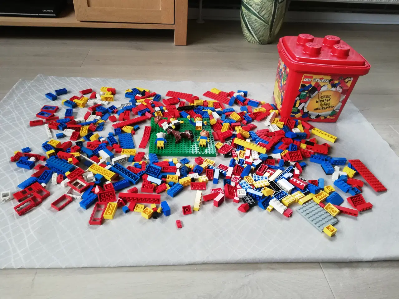 Billede 2 - Lego 1 kg blandet + lego opbevaringsspand