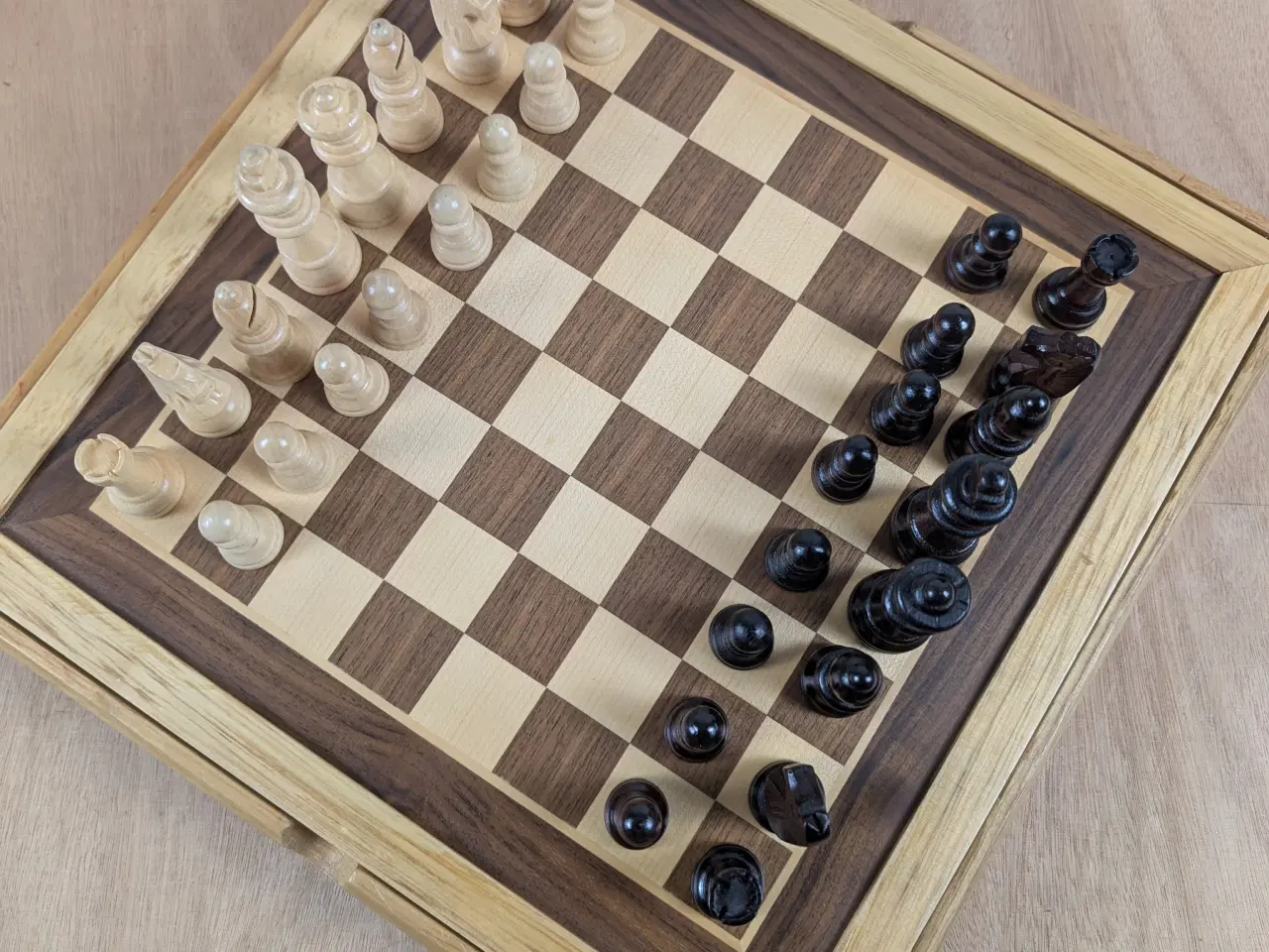 Billede 2 - Træ brætspilssæt med fem klassiske spil