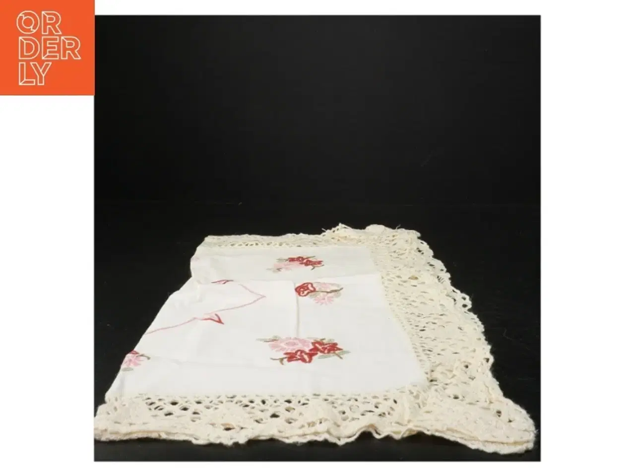 Billede 1 - Broderet dug med blondekant (str. 50 x 50 cm)
