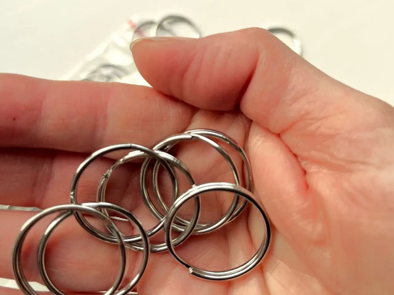 Billede 2 - Pose med 42 nøgleringe, der ikke har været brugt