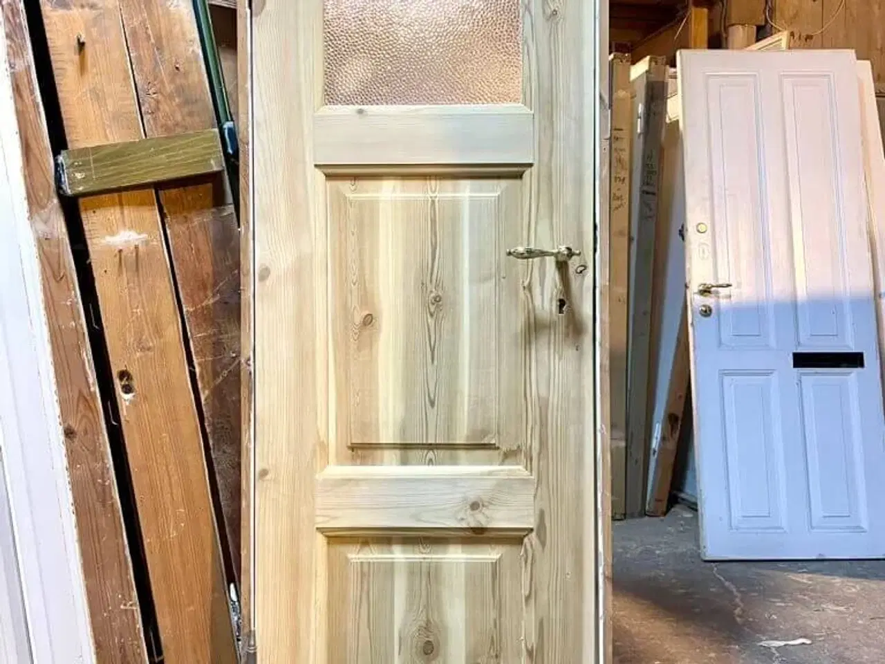 Billede 1 - Klassisk, lille toiletdør m. rude og karm