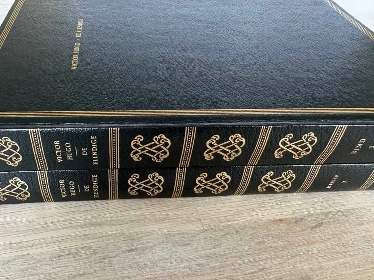 Billede 1 - Victor Hugo to bind – bogsæt i 2 bind, sort hardco