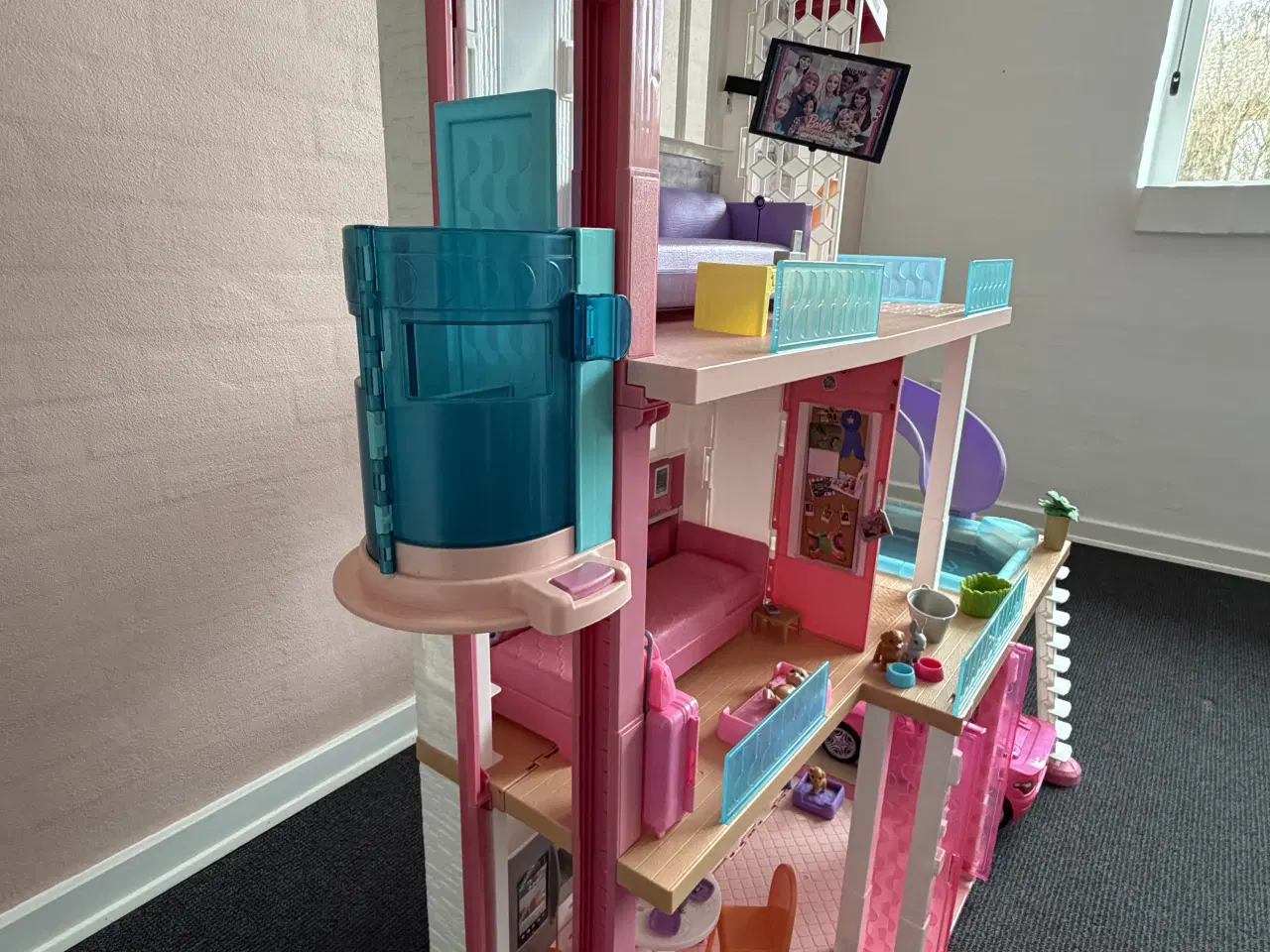 Billede 5 - Barbiehus med bil, elevator og pool