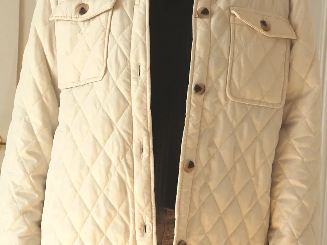 Billede 1 - Hvid quiltet overgangs jakke