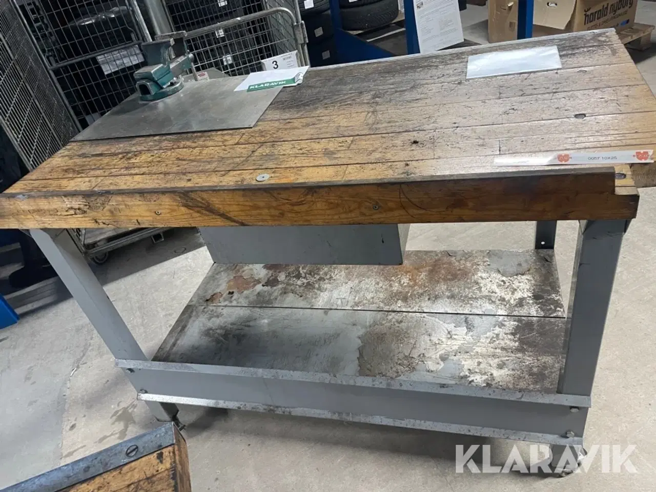 Billede 4 - Arbejdsbord på hjul med skruestik