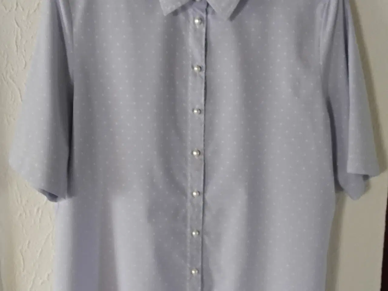Billede 1 - ERFO dameskjorte str 40 lyseblå / perlemorsknapper