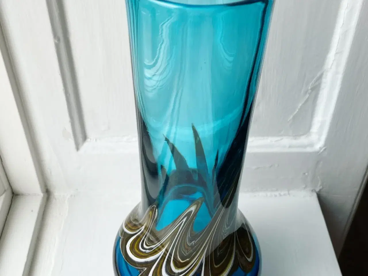 Billede 4 - Tung, blåt glas m brunt mønster