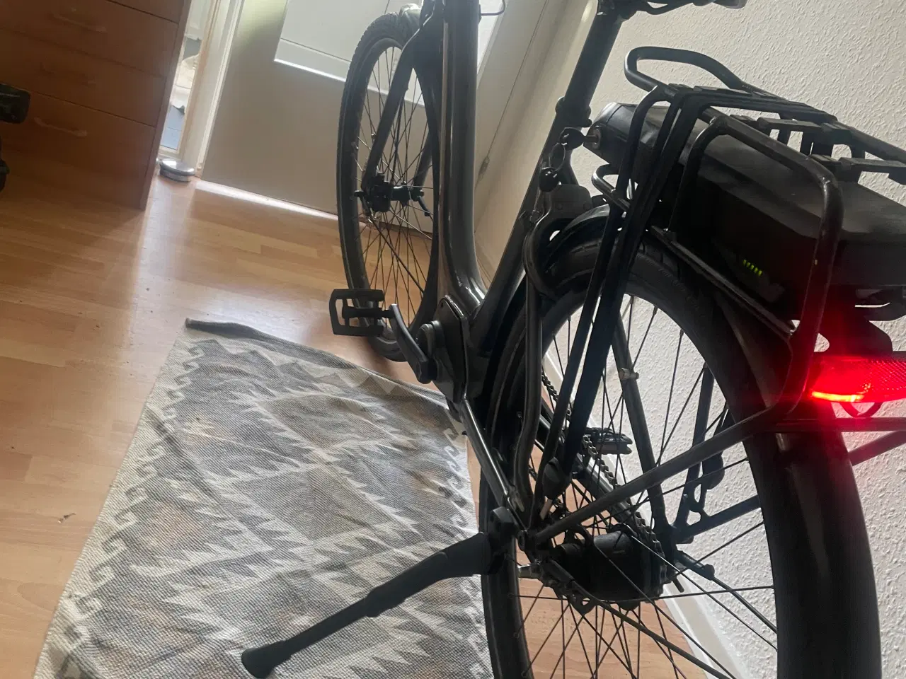 Billede 4 - Elcykel Trek District+ 1C - Grey L (500Wh) 