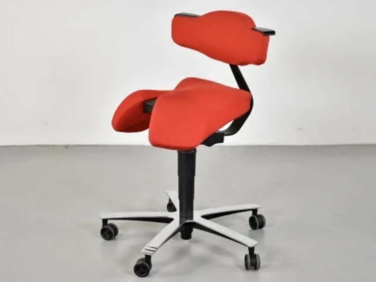 Billede 10 - Frapett kontor-/sadelstol med rødt polster og krom stel
