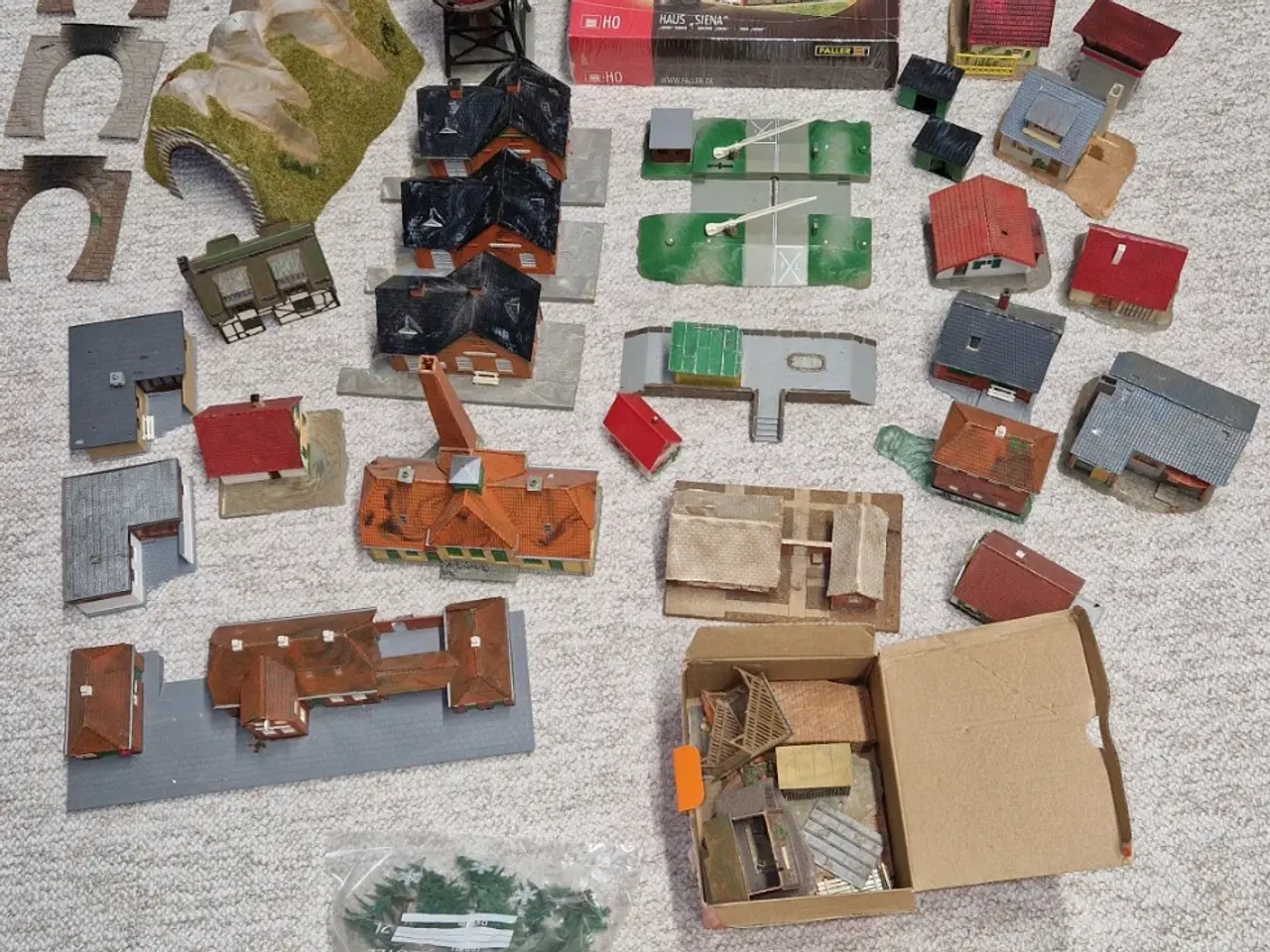 Billede 14 - Tog, huse og skinner