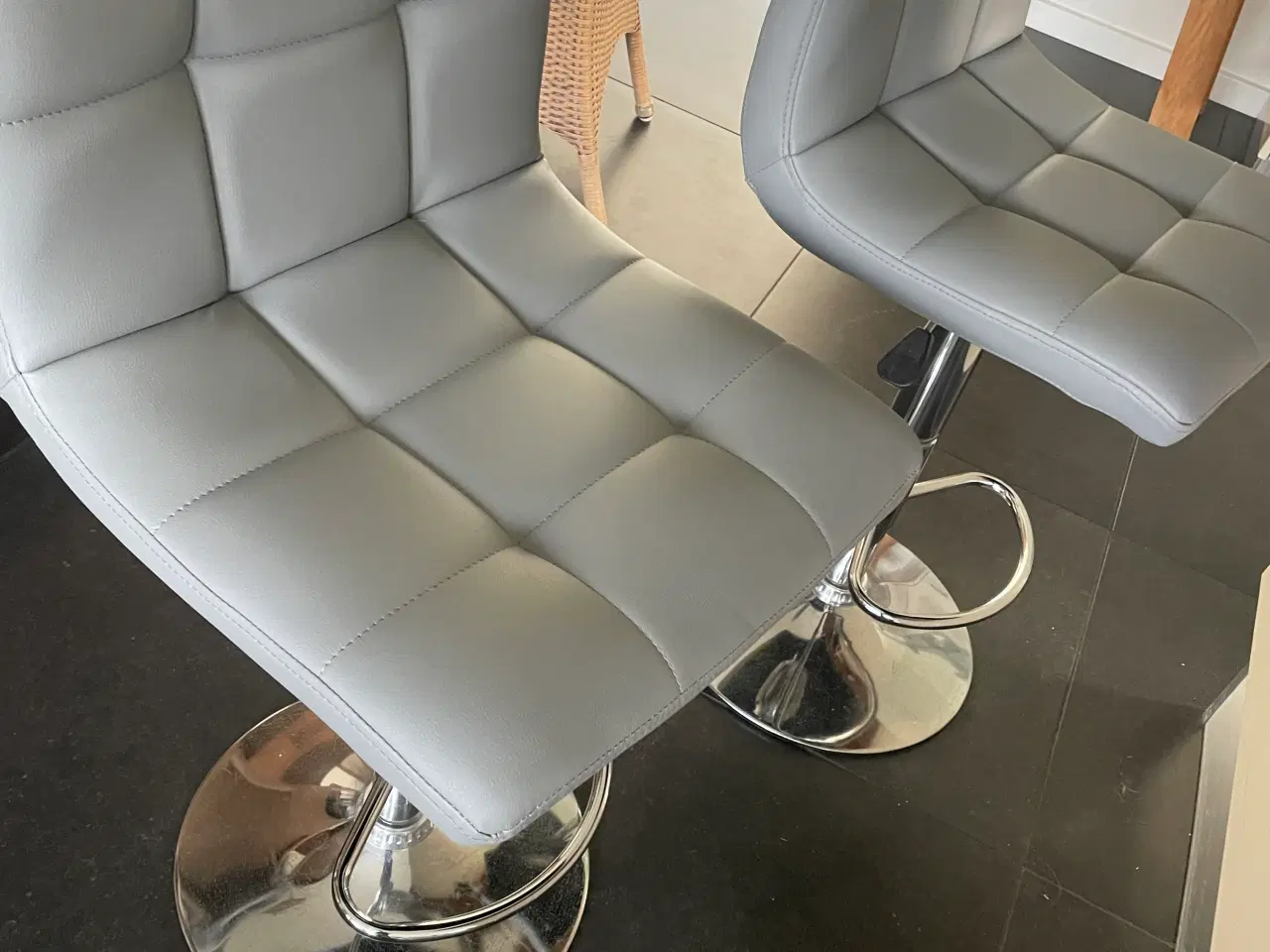 Billede 2 - 2 stk bar stole i gråt kunst stof . Justerbar