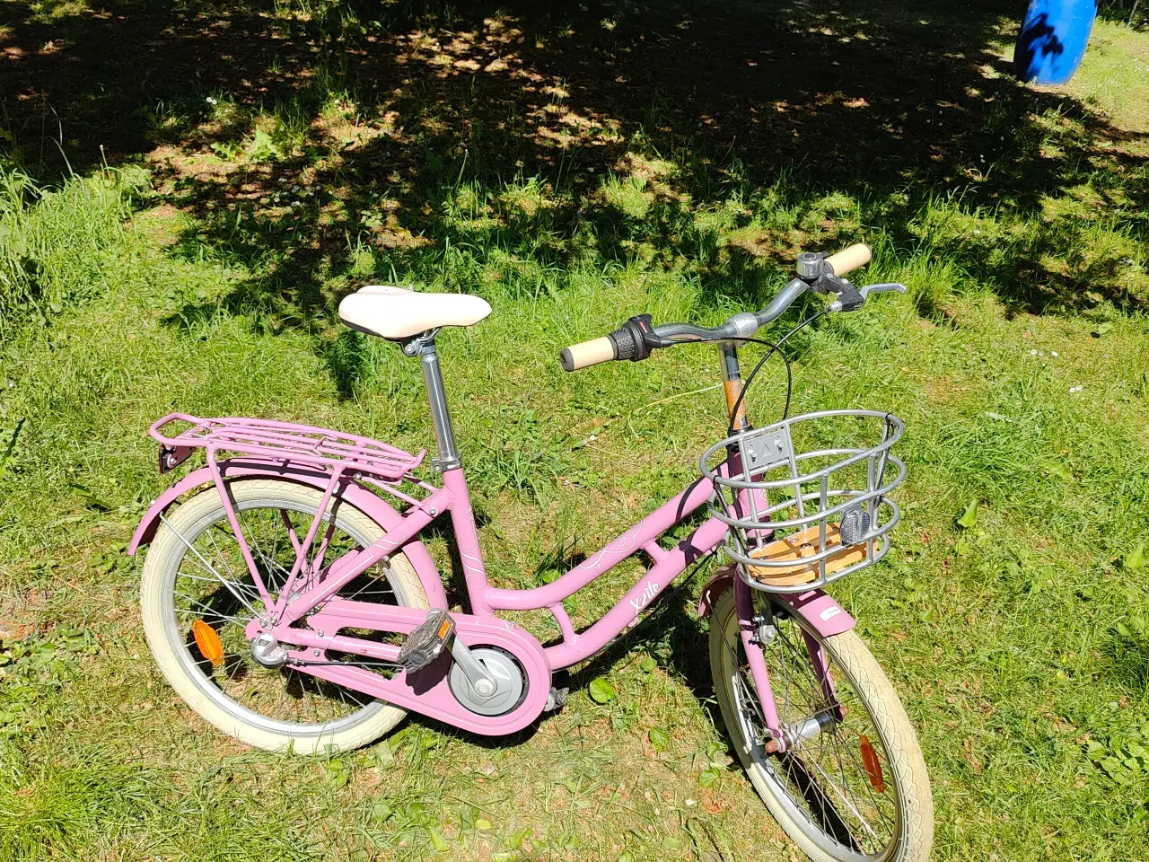 Billede 1 - Pige cykler