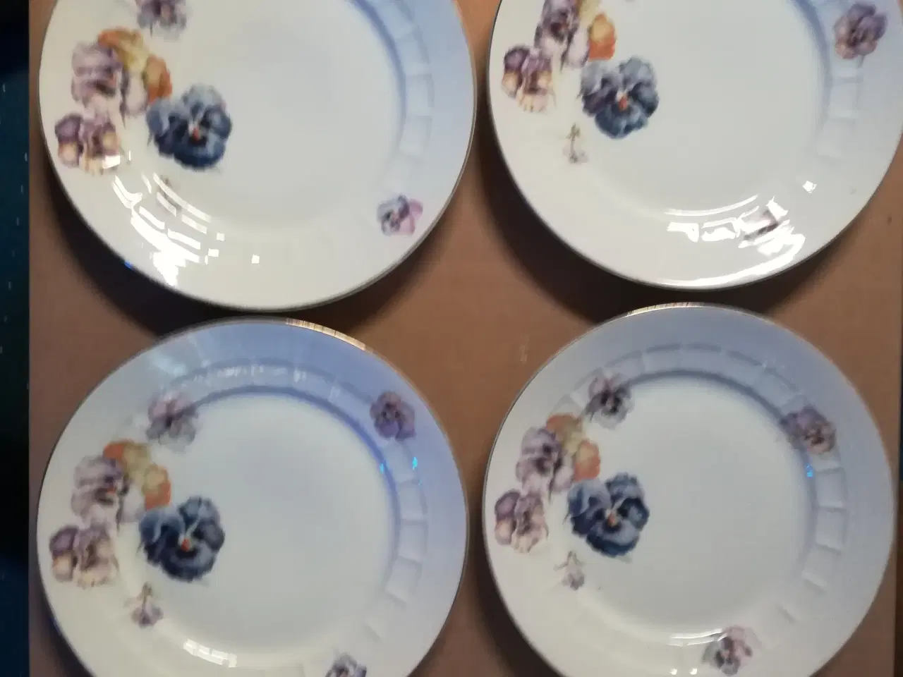 Billede 1 - Tallerkner med blomstermotiv stedmoderblomst