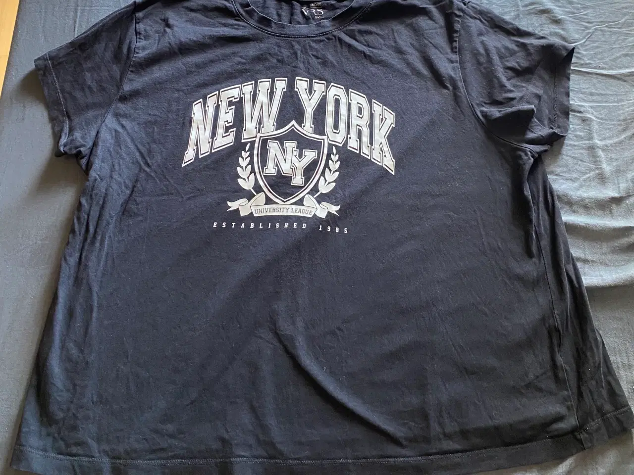 Billede 2 - T-shirt i sort med motiv